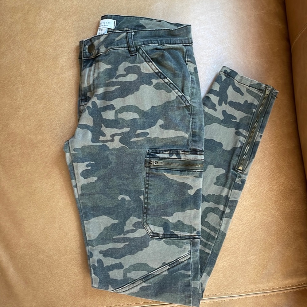 FOREVER 21 Women’s Camouflage Pants